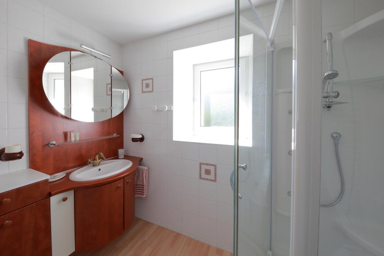 Gîte La Loge des Fées Latillé Extérieur photo