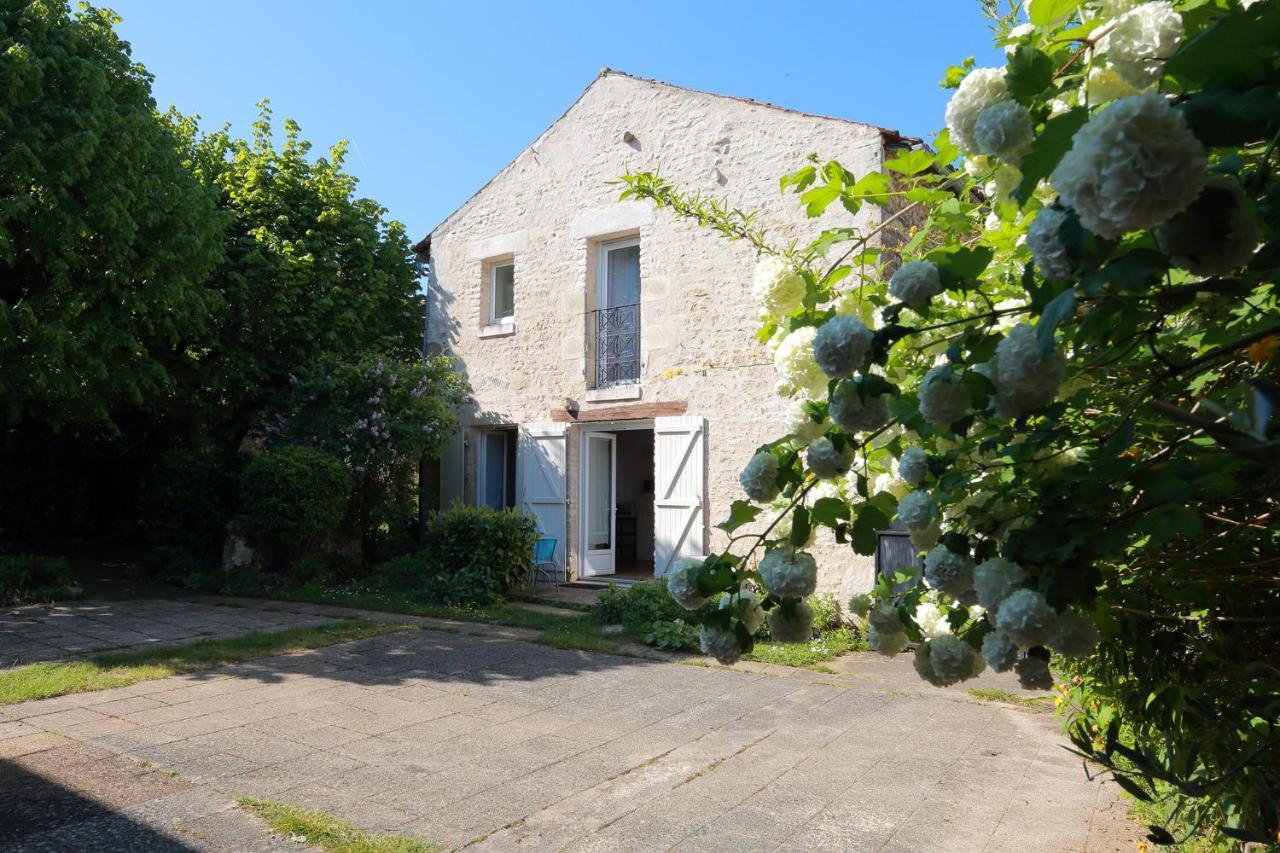 Gîte La Loge des Fées Latillé Extérieur photo